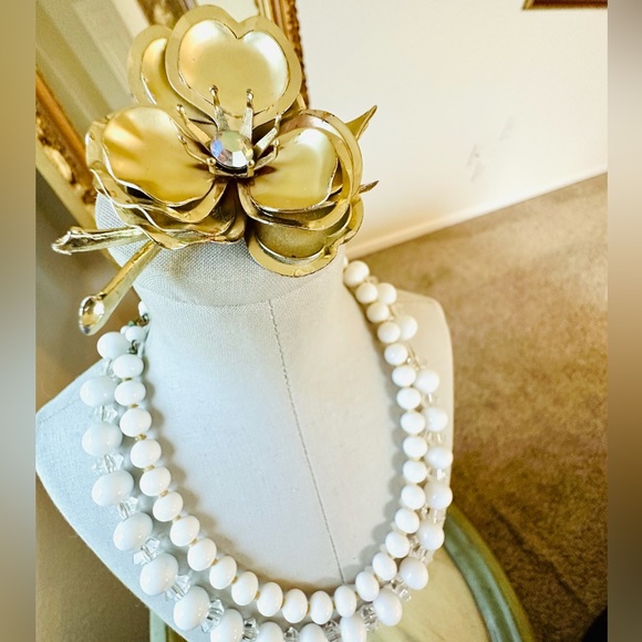 Vintage milkglass necklaces mod flower brooch - Picture 14 of 17